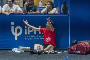 شادی پیروزی در زمین تنیس